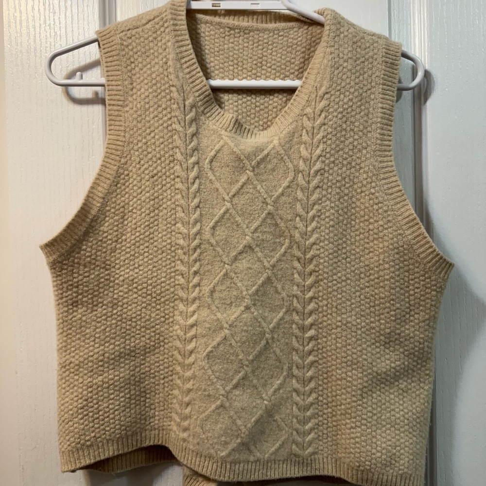 Cable Knit Sleeveless Sweater Vest
